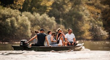 Új Programok a Tisza-tavi Élményudvarban: Csónaktúra és Szafari-Busz